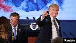 在首尔青瓦台的宴会上,美国总统川普和韩国总统文在寅举杯(2017年11月7日)