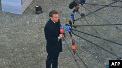 2025年2月3日,法国总统马克龙抵达布鲁塞尔出席欧盟国家领导人会议时对媒体讲话。