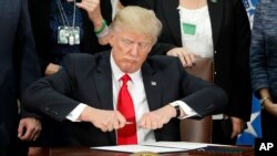 美国总统川普签署旅行禁令(2017年1月25日)