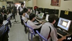 Sinh viên tại một quán cà phê Internet ở Hà Nội (ảnh tư liệu ngày 31/3/2010).
