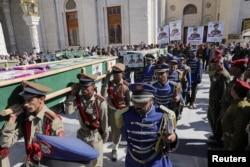 1月17日,胡塞武装在萨那为在美国领导的空袭行动中丧生的战斗人员举行葬礼。