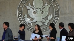 资料照:美国驻北京大使馆前排队申请赴美签证的人。