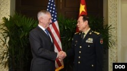 美防长马蒂斯(左)和中国国防部长魏凤和在新加坡举行的东盟国防部长会议期间举行会晤。(2018年10月18日)