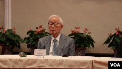 代表台湾参加今年APEC经济领袖会议的台积电创办人张忠谋于21日出席“APEC暨经济领袖会议会后记者会”。(美国之音李玟仪摄)
