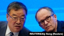 负责调查冠状病毒病(新冠肺炎)起源的世界卫生组织团队成员彼得·本·安巴雷克和中国国家卫生委员会新冠肺炎应对专家小组组长梁万年出席在武汉市举行的世卫组织-中国联合研究新闻发布会。(2021年2月9日)