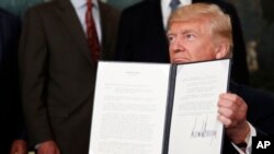 美国总统川普展示他签署的授权调查中国贸易行为的行政备忘录。(2017年8月14日)