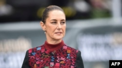 墨西哥总统辛鲍姆在墨西哥城索卡洛广场参加纪念墨西哥革命114周年的阅兵式。(2024年11月20日)