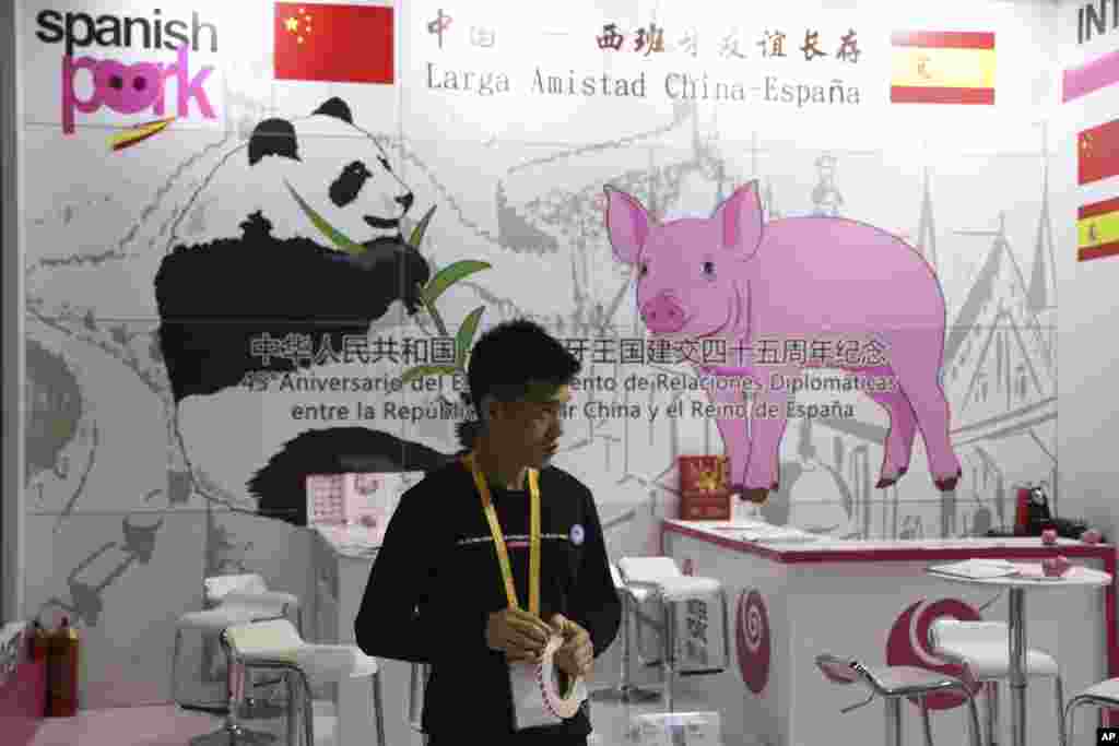 2018年11月6日,上海中国国际进口博览会上的西班牙猪肉展位。据中国官方通报,150多个国家和地区的3600多家企业参展,累计达成意向交易578亿多美元。为期6天的进博会是中国显示作为全球第二大经济体的进口潜能的机会。中国承诺大笔购买外国产品和服务,但观察人士批评说,中国并没有拿出改革的具体措施。