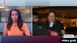 荷兰公共电台驻京记者Sjoerd den Daas被突然闯入画面的红袖章推搡,荷兰总部的女主持人一脸错愕。(荷兰公共电台NOS视频推特截屏 2020年2月4日)