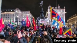 约三百名示威者在2月3日星期四晚上在伦敦市内的皮加地利广场(Piccadilly Circus)举行抗议.(摄影:May James)