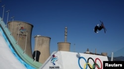 谷爱凌2022年2月8日在自由式滑雪大跳台比赛中夺冠(路透社)