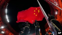 中国国旗在举行北京冬奥会开幕式的国家体育馆升起。(2022年2月4日)