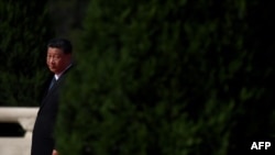 中国领导人习近平在天安门广场举行的献花仪式中走向人民英雄纪念碑。(2020年9月30日)