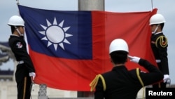 卫兵在台北中正纪念堂升起台湾旗帜。(资料照片)