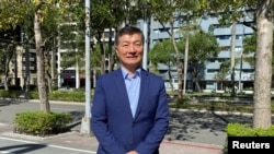 2024年1月13日,前藏人行政中央司政洛桑森格在台湾台北拍照留影。(路透社)