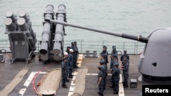 2013年11月12日,美国导弹巡洋舰安提顿号在香港前往菲律宾救灾之前海军官兵在甲板上集合的照片。