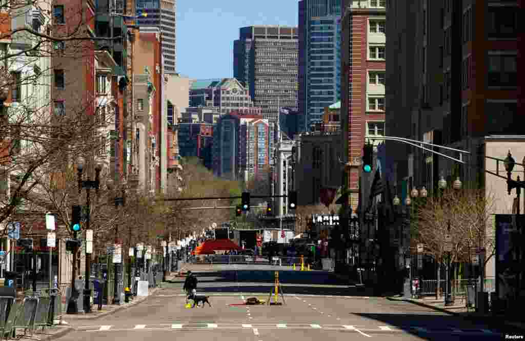 2013年4月21日,波士顿爆炸案现场附近的一名调查人员。