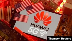 资料照:美国国旗和带有华为标志的主板