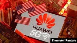 资料照片:个人电脑母板上的美国国旗、华为和5G网络示意图。(2020年5月6日)