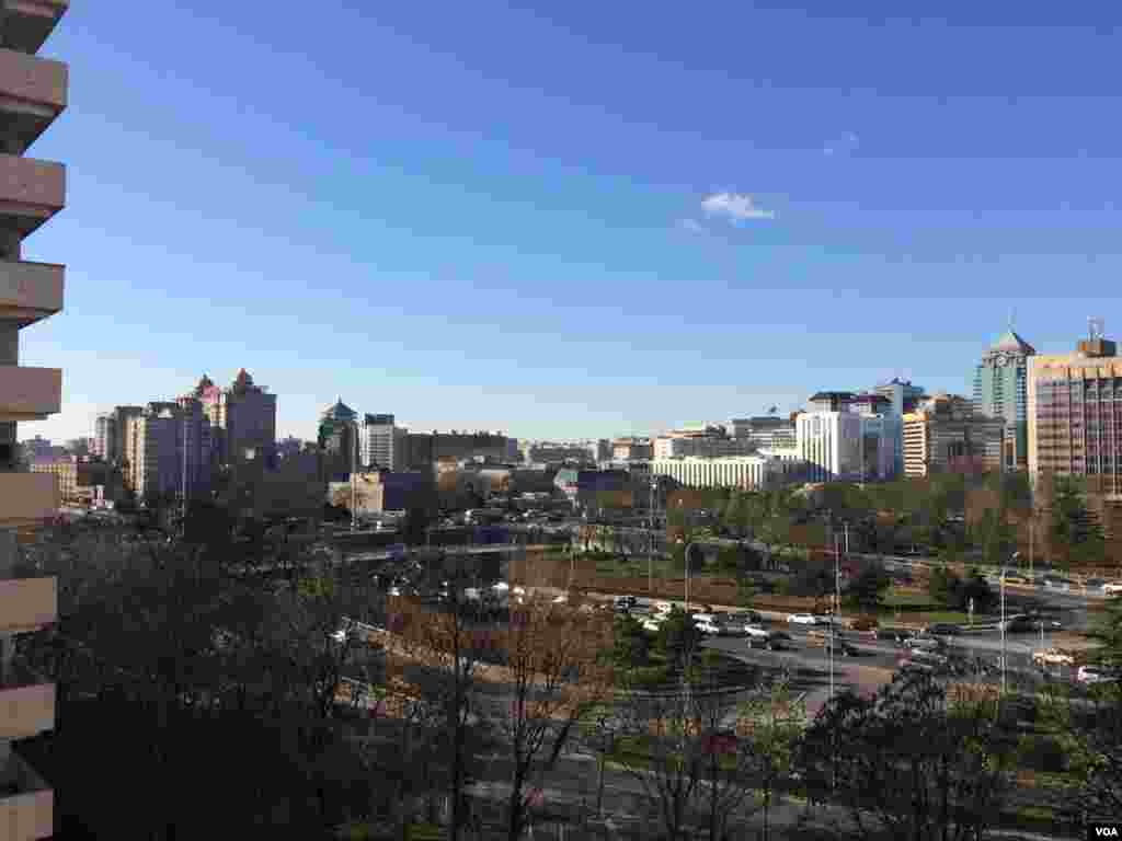 北京东长安街建国门立交桥远眺。连续四天雾霾天气和一夜北风之后,北京又见蓝天白云(2015年12月2日,美国之音叶兵拍摄)。驱霾基本靠风?