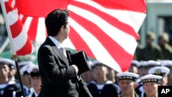 日本首相安倍晋三“自卫队日”在东京以北的朝霞驻屯地检阅自卫队。(2013年10月27日)