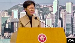 香港特首林郑月娥公布两年多以来最严厉防疫措施,包括首次将”限聚令”适用范围延伸到私人处所,禁止多过两个家庭的聚集 (美国之音/汤惠芸)