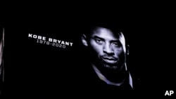 马刺队和猛龙队的比赛之前,全场对科比·布莱恩特的去世静默哀悼。球场屏幕上播出布莱恩特的影像。