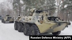 俄罗斯国防部发布的照片显示在莫斯科郊外机场上等待运往哈萨克斯坦的俄军车。(2022年1月6日)