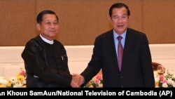 မြန်မာစစ်ခေါင်းဆောင် ဗိုလ်ချုပ်မှူးကြီး မင်းအောင်လှိုင်နဲ့ ကမ္ဘောဒီးယားဝန်ကြီးချုပ် Hun Sen (ဇန်နဝါရီ ၂၊ ၂၀၂၂/ယခင်မှတ်တမ်းဓာတ်ပုံ)