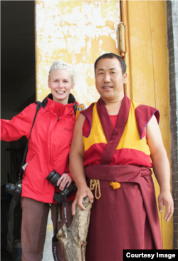 艾丽西亚·亨尼格2012年在青海旅行 (亨尼格提供)