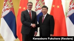 中国国家主席习近平在北京人民大会堂与塞尔维亚总统亚历山大·武契奇举行会晤前握手。(资料照片:2019年4月25日)