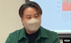 时事评论员袁弥昌表示,特首林郑月娥民望下跌,主要由于抗疫政策举棋不定,欠缺前瞻性,令市民感到失望 (美国之音/汤惠芸)