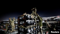 2022年2月10日,乌克兰军人在首都基辅外的鲍里斯波尔国际机场卸下飞机运送来的标枪反坦克导弹.