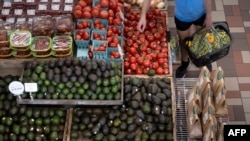 图为首都华盛顿的一个食品商店(2021年8月21日)