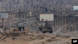 以色列一辆坦克2024年6月9日在加沙中部采取行动。(美联社)