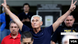 资料照片 - 特朗普总统的前竞选顾问罗杰·斯通(Roger Stone)在听证会后走出佛罗里达州劳德代尔堡的一家联邦法院。(2019年6月25日)