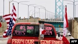 2022年2月8日,反对新冠疫苗的卡车司支持者在安大略省温莎市大使桥过境点的加拿大向车道上