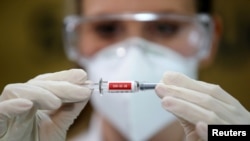 巴西一护士手拿中国科兴生物技术公司研制的新冠疫苗 (资料图)2020年8月8日 路透社提供