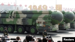 2019年10月1日,在中国北京举行的中华人民共和国成立70周年阅兵式上,携带DF-41洲际弹道飞弹的军车驶过天安门广场。(路透社)