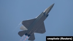 中国空军歼-35a战机在中国广东珠海第15届航空展期间进行飞行训练。(2024年11月12日)