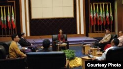 ဒေါ်အောင်ဆန်းစုကြည်နှင့် UNFC ၊ NCA လက်မှတ်မထိုးရသေးတဲ့ ခေါင်းဆောင်များတွေ့ဆုံစဉ် (ဇူလိုင်လ ၂၀၁၆)