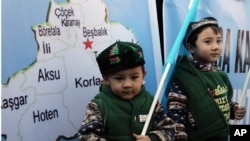 生活在土耳其的维吾尔儿童同父母一道参加在中国驻安卡拉大使馆外举行的示威,抗议中国政府的新疆政策。(2014年2月5日)