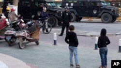 新疆喀什街头的特警车。(2017年11月5日)