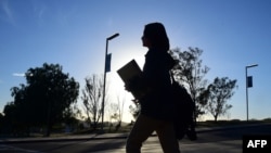 (资料照)一名学生走在加利福尼亚州特梅库拉市林菲尔德基督教学校的校园。(法新社,2016年3月23日)