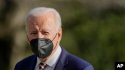 美国总统拜登走过白宫南草坪。(2022年2月10日)