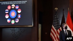 美国国务卿布林肯在雅加达的印度尼西亚大学就拜登政府的印太战略发表讲话。(2021年12月14日)