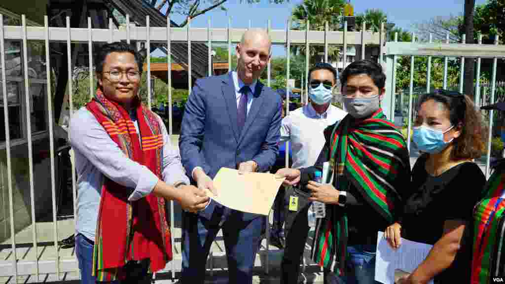 ရန်ကုန်မြို့ရှိ အမေရိကန်သံရုံးရှေ့ စစ်အာဏာသိမ်း ဆန့်ကျင် ဆန္ဒပြ မြင်ကွင်း။