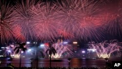 资料照:2017年10月1日在香港维多利亚港湾的国庆烟花