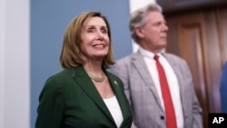 在国会大厦内,众议院议长南希·佩洛西在众议院将要通过芯片法之际与众议院能源与商务委员会主席弗兰克·帕隆站在一起。(2022年7月28日)