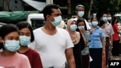 မှတ်တမ်းဓါတ်ပုံ ၂၀၂၀ မေလတုန်းက ရန်ကုန်တွင် ကျန်းမာရေးစစ်ခံဖို့အတွက် စောင့်နေသူများ